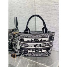 디올 23ss 모자 바스켓 백 자수 나비 반다나 M1328CESE 30 x 20.5 x 11cm